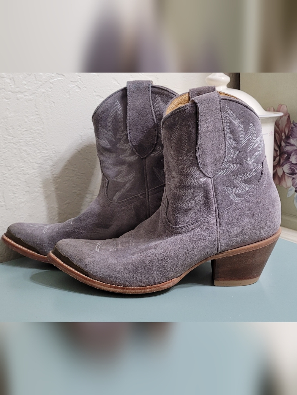 Idyllwind Gray Suede Boots - Picture 3 of 7